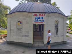 Spomen obilježje borcima Vojske Republike Srpske u centru grada, sa spiskom na kojem je i ime Miroslava Paraša, koji se dovodi u vezu sa ratnim zločinima u Prijedoru, Prijedor, 11. jul 2023. godine