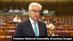 د پاکستان دفاع وزير خواجه محمد اصف د هغه هېواد د قامي اسمبلۍ غونډې ته وينا کوي ـ انځور له ارشيفه