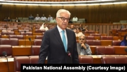 د پاکستان دفاع وزير خواجه محمد اصف د هغه هېواد د قامي اسمبلۍ غونډې ته وينا کوي ـ انځور له ارشيفه