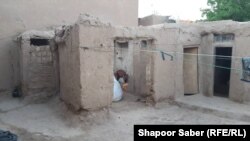 خیریه در این خانه گلی و ویرانه زنده گی می کند. جای که در زمستان سرد و در تابستان گرمی طاقت فرسای دارد