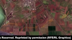 На этом спутниковом снимке оранжевыми линиями отмечены новые окопы на севере Крыма, март 2023 года