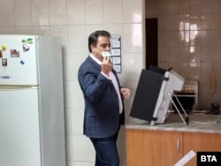 Oficialii spun că aparatele de vot acționează ca imprimante pentru a asigura buletine nealterate.