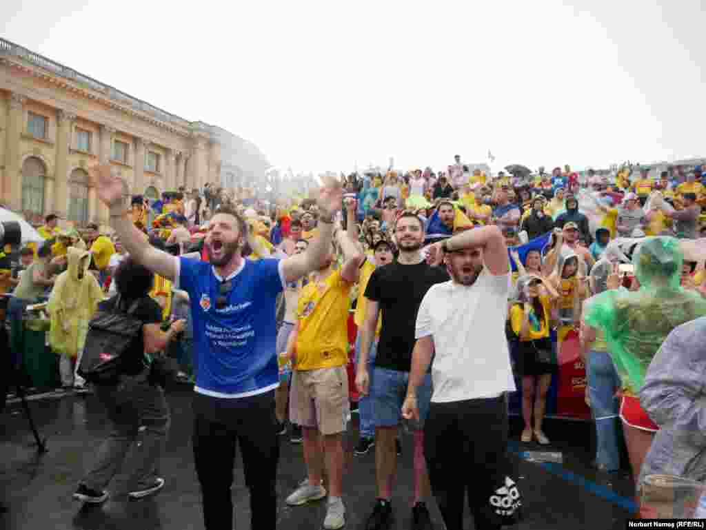 Pe parcursul celor 90 de minute de joc, &bdquo;Cine sare? România!&rdquo; a fost unul dintre cele mai scandate mesaje.&nbsp;