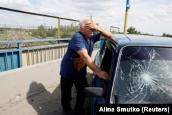 Чоловік біля своєї автівки, пошкодженої внаслідок російського ракетного удару, Покровськ, 24 червня 2024 року