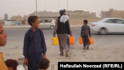 مردم در بسیاری از مناطق مجبور شده اند برای تهیه آب فاصله های طولانی را بپیمایند