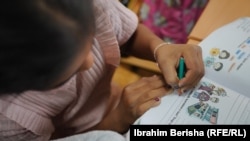 Një nxënëse duke bërë disa detyra gjatë mësimit shtesë.