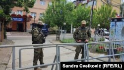 Pjesëtarët e KFOR-it para ndërtesës komunale në Zveçan, Kosovë, 6 qershor 2023.