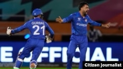 راشد خان و رحمان الله گربز دو تن از بازیکنان تیم ملی کریکت افغانستان 