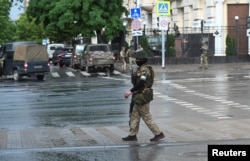 Бійці приватної групи найманців «Вагнер» несуть варту на вулиці біля штабу Південного військового округу в місті Ростов-на-Дону, Росія, 24 червня 2023 року