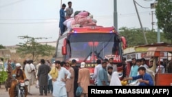 تعدادی از پناهجویان افغان که تحت فشار حکومت و پولیس پاکستان مجبور شده اند بار و بستره خود را بردارند و به افغانستان برگردند