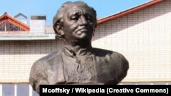 Пам’ятник видатному українському поету і перекладачу Борису Тену (1897–1983) в Житомирі