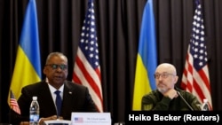 Міністр оборони України Олексій Резніков (праворуч) і міністр оборони США Ллойд Остін під час засідання Контактної групи з питань оборони України у форматі «Рамштайн», 21 квітня 2023 року