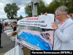 Під час вшанування жертв Волинської трагедії у Варшаві. На банері зображенні людські останки і напис «Україно, чому не дозволяєш поховати наших матерів і батьків замордованих ОУН -УПА і СС «Галичина». Польща. 11 липня 2023 року