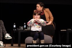 Повернута з депортації дитини виступає час міжнародної конференції «Війна Росії проти дітей» (Russia’s War on Children) у Ризі. Латвія, 1 лютого 2024 року