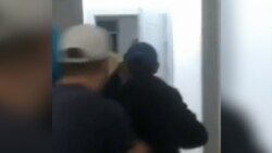 O înregistrare video pare să arate mulțimea atacând străini, la Bișkek, în Kârgâzstan