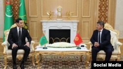 Сердар Бердымухамедов жана Акылбек Жапаров.   