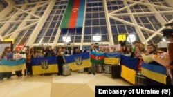 Група українських дітей прибула до Азербайджану на реабілітацію