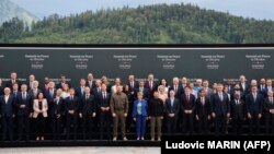 Prin organizarea summitului, președintele ucrainean Volodimir Zelenski încearcă să adune un număr mai mare de țări în spatele cauzei Ucrainei, în special cele din așa-numitul Sud Global, și să mențină atenția lumii asupra invaziei brutale a Rusiei.