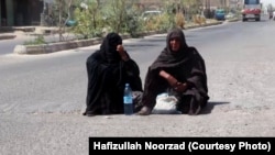 د افغانستان لوېدیځ نیمروز کې سوالګرې مېرمنې. دوی د بې وزلۍ له کبله سوال کولو ته اړې شوې دي.