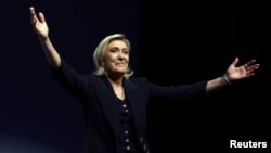 Ֆրանսիա - «Ազգային միավորման» առաջնորդ Մարին Լը Պենը աջակիցների հետ տոնում է հաջողությունը ընտրություններում, Էնեն Բոմոն, 30-ը հունիսի, 2024թ.