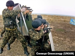 Прикордонники України проводять навчання із захисту державного кордону на українському острові Тузла під час територіального конфлікту з Росією, 17 жовтня 2003 року