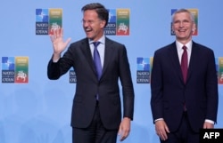 Norvegianul Jens Stoltenberg (dr) a fost secretarul general al NATO timp de zece ani. Îl va urma olandezul Mark Rutte (st), după 14 ani ca lider al Olandei.