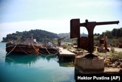 Kjo fotografi tregon një pamje të portit të vogël në ishullin e Sazanit, prill 2015.