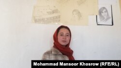 زحل یکی از دختران دانش آموز ولایت بامیان که حالا از مکتب محروم مانده است