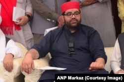 اېمل ولي خان پېښور کې خبري غونډې ته وینا کوي - پخوانی انځور