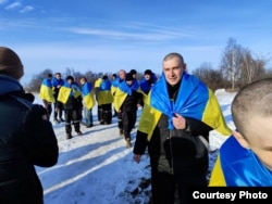 Українські військовополонені після обміну 31 січня 2024 року. Серед них – Петро Мельник