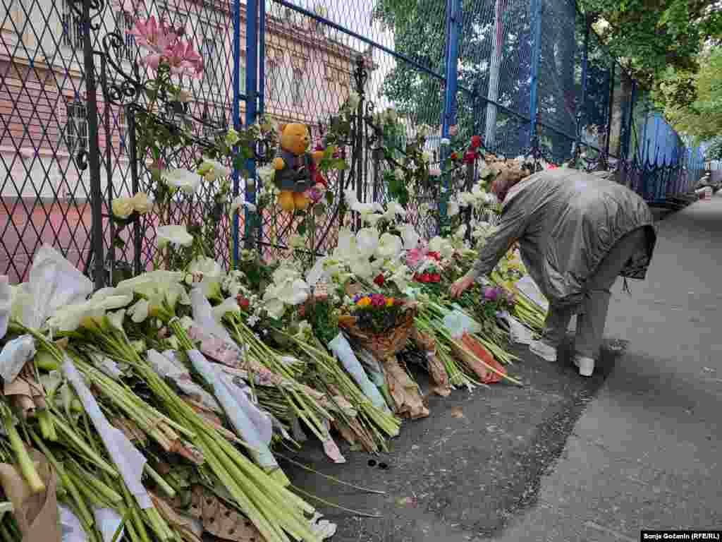 Cveće, sveće i igračke za učenike stradale u beogradskoj osnovnoj školi "Vladislav Ribnikar". U pucnjavi je 3. maja ubijeno osmoro đaka i radnik obezbeđenja.&nbsp;