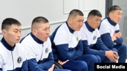 "Сары-Өзөн" командасы камсыздандыруу полисин алып жаткан учур.