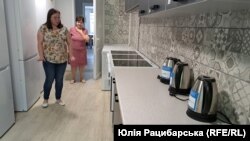 На кухні в гуртожитку для маріупольців