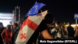 Protestatarii din Georgia participă la un concert caritabil din Piața Republicii. Tbiolisi. 2 iunie 2024. 