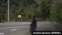 Një pjesëtar i Policisë së Kosovës duke partrulluar në Banjskë, Zveçan, shtator 2023.