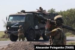 Военнослужащие ВС РФ во время сопровождения колонны российской военной техники на оккупированной части Запорожской области. Архивное фото