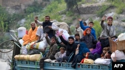 تعدادی از خانواده های افغان که مجبور شده اند پاکستان را ترک کنند و به افغانستان برگردند