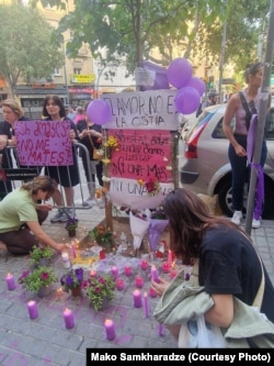 ქართველი ემიგრანტების სოლიდარობის აქცია გარდაცვლილი ქალის სახლთან