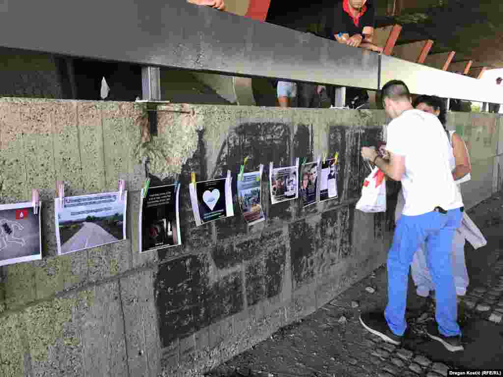 Tokom nove blokade, učesnici su istakli i poruke koje skreću pažnju na nasilje u društvu. U dva masovna ubistva koja su se 3. i 4. maja dogodila u Beogradu i okolini Mladenovca,&nbsp; stradalo je 20 ljudi, među kojima je najviše djece. &nbsp; 