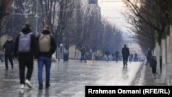 Disa të rinj duke ecur në sheshin e Prishtinës. Fotografi ilustruese nga arkivi.