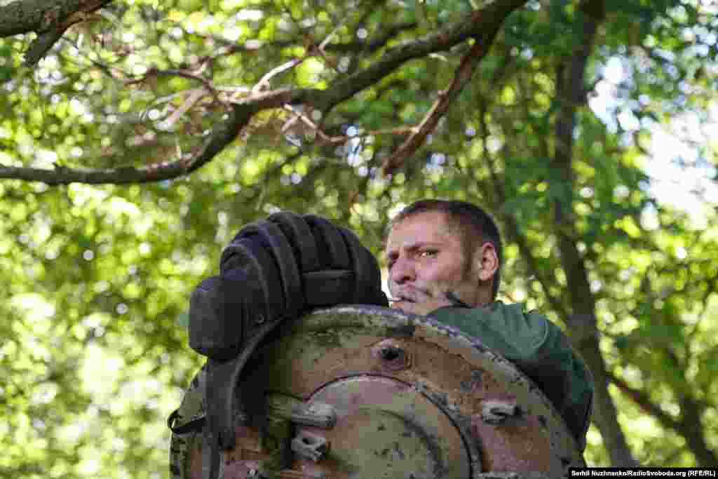 Перекур перед бойовим завданням. Військовий ЗСУ Володимир. Донбас, червень 2022 року