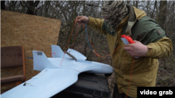 Оператор «Фурії» складає парашут після польоту