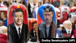 Președintele Chinei, Xi Jinping, și președintele rus Vladimir Putin, portrete pe suveniruri, într-un magazin din Moscova, Rusia, 21 martie 2023