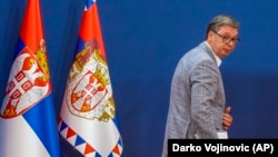 Presidenti i Serbisë, Aleksandar Vuçiq, duke u larguar pas një konference për media në Beograd, më 2023. Fotografi nga arkivi.