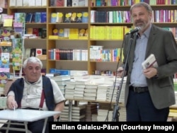 Al.Cistelecan (stânga) la lansarea unei cărți la Librăria din Centru, Chișinău.