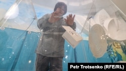 Голосование на избирательном участке  в Алматы 19 марта 2023 года