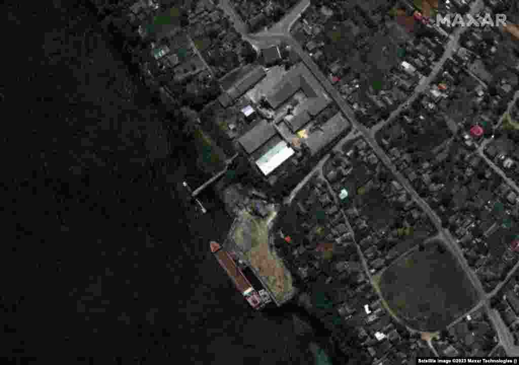 На снимке от 15 мая показан оккупированный Россией город Новая Каховка, рядом &mdash; последствия наводнения