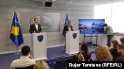 Kryeministri i Kosovës, Albin Kurti dhe zëvendësdrejtori i Policisë së Kosovës, Fehmi Hoti.