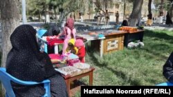 زنان فروشنده محصولات صنایع دستی 