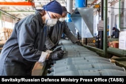 Робітники працюють на одному з місцевих військово-промислових підприємств Росії. Нижньогородська область, 21 травня 2024 року